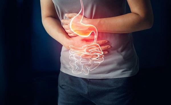 ما أعراض حرقة المعدة وعلامات الخطر ؟ تقرير يجيب