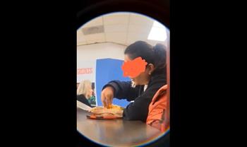 فيديو.. سيدة تتعرّض للعنصرية بسبب طريقتها في تناول الأرز بالمطار