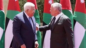 العاهل الأردني يستقبل الرئيس الفلسطيني لدى وصوله للمشاركة في القمة الثلاثية