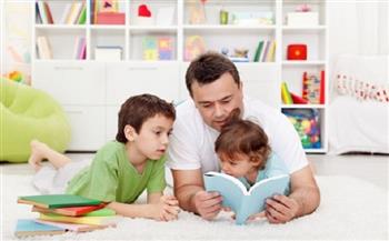 للوالدين.. فوائد لا تحصى عند قراءة القصص لطفلكما