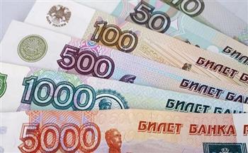 تراجع سعر الروبل الروسي أمام الدولار مع بداية التداولات