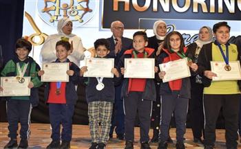 محافظ بورسعيد يكرم  طلاب المدرسة الدولية لتفوقهم بمجال التكنولوجيا