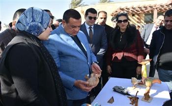 وزير التنمية المحلية ومحافظ الشرقية يتفقدان معرض «أيادي مصر» للحرف اليدوية 