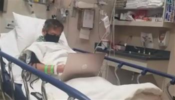 مٌعلم يقضي ساعاته الأخيرة في تقييم الطلاب داخل المستشفى (فيديو)