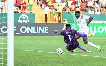 بعشرة لاعبين .. غينيا تتعادل مع الكاميرون في بطولة الأمم الأفريقية