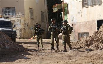 الاحتلال الإسرائيلي يعتقل 36 فلسطينيًا ويقتحم حيًا في رام الله 