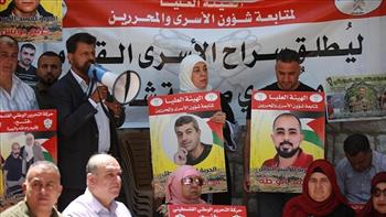 وقفة تضامن بالضفة الغربية مع الأسرى وغزة أمام مقر الصليب الأحمر 