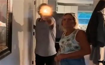 لقطات مروعة لرجل يطلق النار على ابن صديقته ثم ينهي حياته (فيديو)