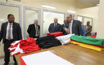 محافظ القاهرة يتفقد ورشة تصنيع الأعلام 