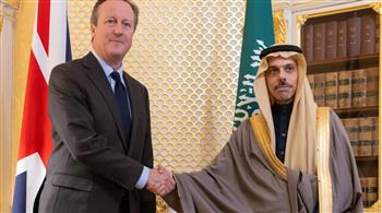 وزيرا خارجيتي السعودية وبريطانيا يبحثان في دافوس تعزيز العلاقات وتطورات الأوضاع