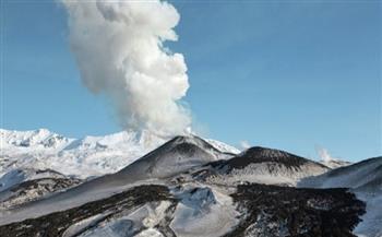 بركان /إيبيكو/ في روسيا يطلق عمودًا من الرماد ارتفاعه 3 كيلومتر