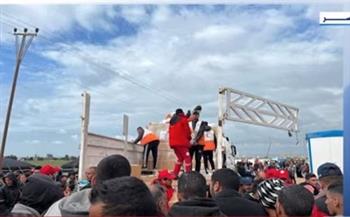 الهلال الأحمر المصري يوزع مساعدات إغاثية في مخيم جنوب قطاع غزة