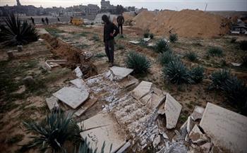 الجيش الإسرائيلي يعترف باستخراج جثامين من مقبرة في غزة