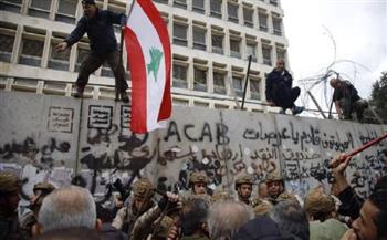 مودعون يشعلون الإطارات أمام مصرف لبنان المركزي