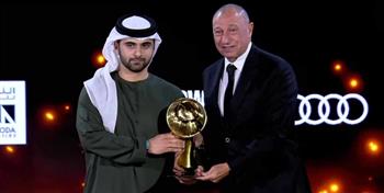 «دبي جلوب سوكر».. الخطيب يتسلم جائزة الأهلي أفضل نادٍ بالشرق الأوسط