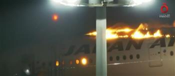 لقطات لاشتعال النار في طائرة بمطار طوكيو (فيديو)