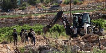 الاحتلال يجرف أراضي ويقتلع أشجارا ويعتقل مواطنين جنوب القدس