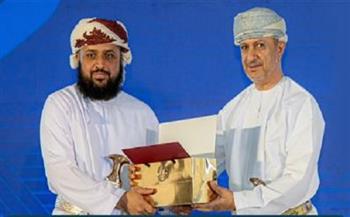 وزارة الأوقاف العمانية تكرم الحاصل على المركز الأول في حفظ القرآن الكريم