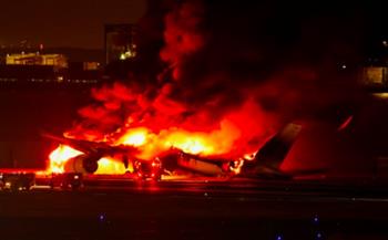 فيديو.. لقطات مروعة للحظة اشتعال النيران بطائرة أمريكية أثناء تحليقها