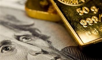 ارتفاع الدولار يهبط بأسعار الذهب في أسبوع