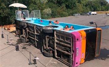 بلمسات سحرية.. حافلة ركاب تتحول إلى حمام سباحة مذهل «صور»