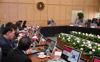 وزير التجارة والصناعة يستعرض مع وفد الوكالة الكورية تنفيذ نظام رقمي 
