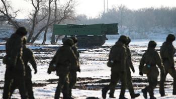 طائرة مسيرة تدعم جنودًا روس متحصنين في خندق بالذخيرة