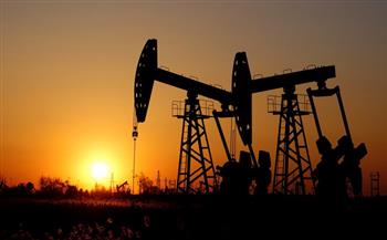 أسعار النفط تتراجع وسط مؤشرات متباينة بشأن الإمدادات