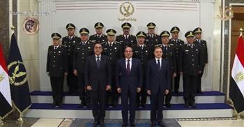 صورة تذكارية للرئيس مع وزير الداخلية وقيادات الشرطة بمناسبة الذكرى الـ 72 لعيد الشرطة