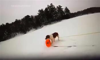 بعد فشل الشرطة.. كلب ينقذ صاحبه من الموت في بحيرة متجمدة (فيديو)