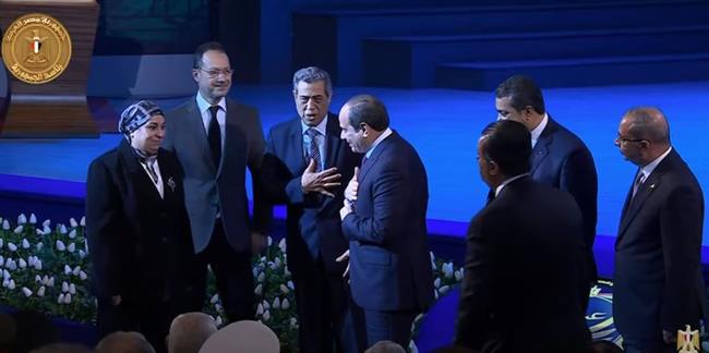 الرئيس السيسي يصافح أهالي بعض من أبطال الشرطة المصرية