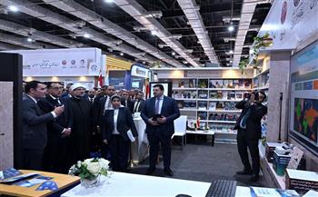«مدبولي» يتفقد جناح «معلومات الوزراء» بمعرض القاهرة الدولي للكتاب