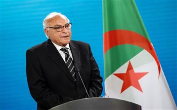 وزيرا خارجية الجزائر وفرنسا يبحثان العلاقات بين البلدين