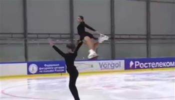 هل فقدت ذاكرتها؟.. متزلجة روسية بشكل مؤلم على الجليد| فيديو