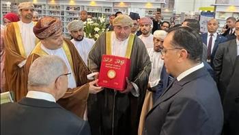 على هامش معرض الكتاب.. «ثقافة عمان» تهدي رئيس الوزراء نسخة من تاريخ السلطنة 