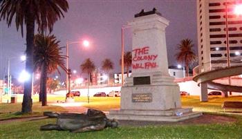 تدمير تمثال للكابتن كوك في ملبورن بأستراليا