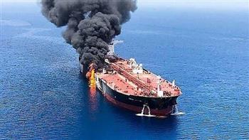 نشوب حريق في سفينة تجارية أصيبت بصاروخ قرب اليمن