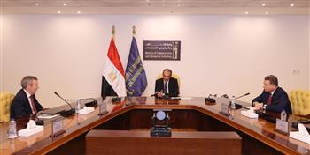 وزير الاتصالات يبحث مع رئيس مجموعة فودافون خطط الشركة التوسعية في مصر 