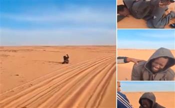 تمددوا على الرمال في انتظار الموت.. لحظة إنقاذ 3 شبان من الصحراء الليبية| فيديو