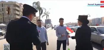 بالورود والأعلام.. رجال الشرطة يشاركون المواطنين الاحتفال بعيدهم الـ72