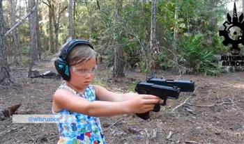 ابنة آل كابوني.. طفلة تستعرض مهارتها في استعمال سلاحين بنفس الوقت «فيديو»