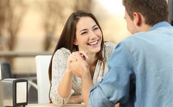 5 علامات تدل أن شريك حياتك مغرم بك.. منها الاهتمام بتفاصيلك اليومية