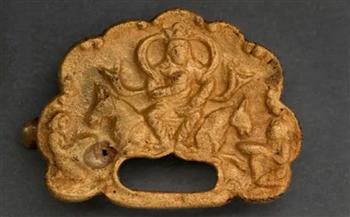 شاهد.. اكتشاف أثري ذهبي عمره 1500 عام يصوّر «الملك المتوج»