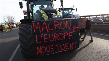 مزارعو فرنسا يواصلون احتجاجاتهم على مشارف باريس للضغط على الحكومة 