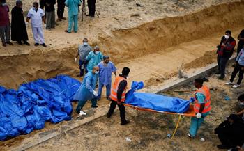 بعد سرقة الاحتلال لأعضائهم.. دفن 100 جثمان في مقبرة جماعية بغزة 