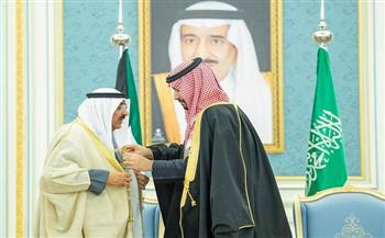 ولي عهد السعودية يقلد أمير الكويت قلادة الملك عبدالعزيز تقديرا له