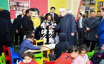 وزيرة الهجرة تتفقد جناح الأزهر الشريف بمعرض القاهرة الدولي للكتاب