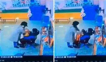 فيديو.. معلمة صينية تضرب طفلة بوحشية ومفاجأة صادمة تضعها بورطة