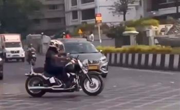 من المخطئ؟ تصادم بين سيارة ودراجة نارية يشعل الجدل بالهند (فيديو)
