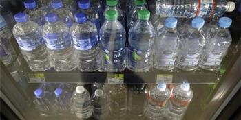 دراسة: المياه المعبأة في قوارير بلاستيكية تحتوي على جزيئات خطرة على صحة الإنسان